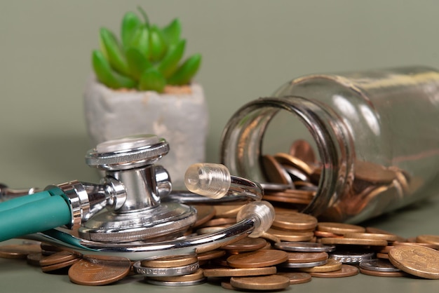 Het concept van economie en geneeskunde kost gezondheid Stapel echte munten en stethoscoop