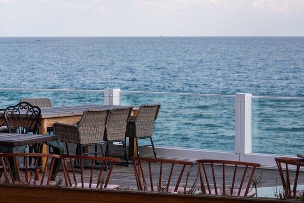 Het concept van een afgemeten rust aan de kust De perfecte plek voor een date Restaurant met houten meubilair aan de kust