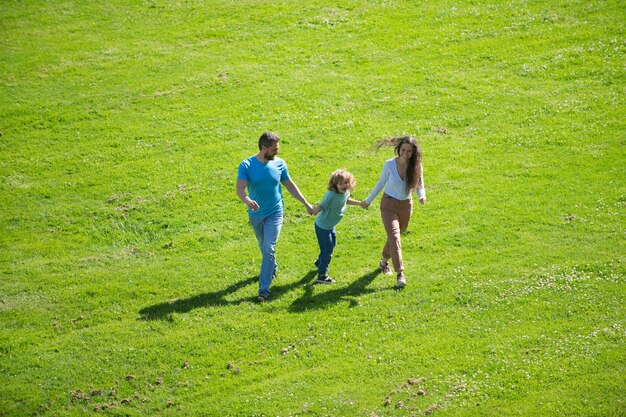 Het concept van een gelukkig gezin Leuk familieportret