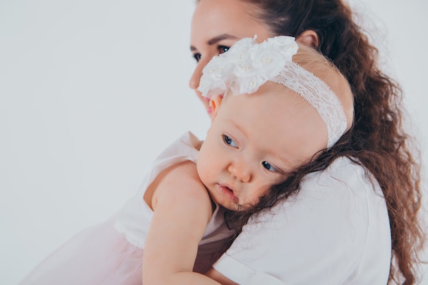 Het concept van een gezonde levensstijl, de bescherming van kinderen, winkelen - baby in de armen van de moeder. vrouw met een kind