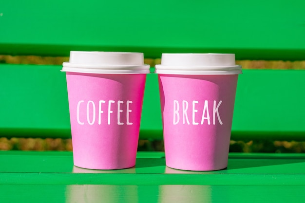 Het concept van een koffiepauze op een kopje wegwerpkoffie.