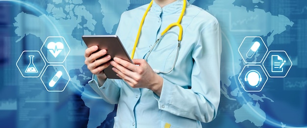 Het concept van een persoonlijke arts met online consultatie- en behandelmethoden Dokter met tablet