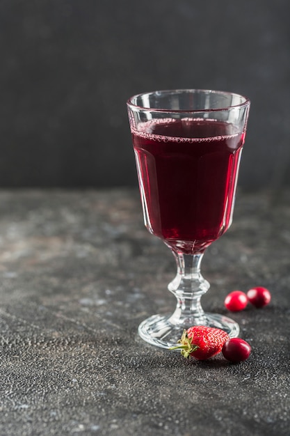 Het concept van een zomer verfrissend drankje van rode bessen: bes Morse van verse aardbeien en veenbessen