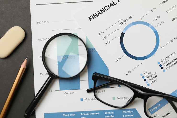 Foto het concept van financiële planning met toebehoren, sluit omhoog