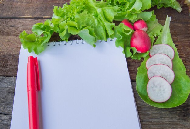 Foto het concept van gezond eten dieet sla kladblok kopieerruimte