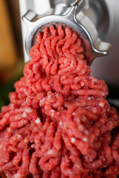 Het concept van gezonde en goede voeding koken een close-up uitzicht van boven van rood gemalen rundvlees