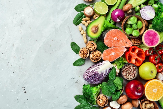 Het concept van gezonde voeding noten zalm avocado's spinazie champignons bessen Op een stenen achtergrond Bovenaanzicht Kopieer ruimte