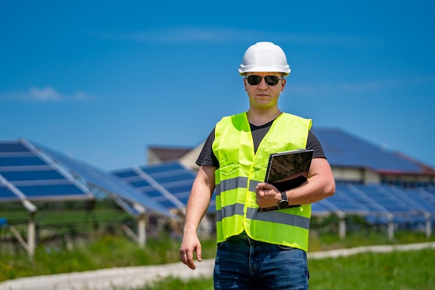 Het concept van groene nieuwe energie. Solar base engineer bespreekt planning en onderhoud opnieuw. Het concept van groene nieuwe energie.