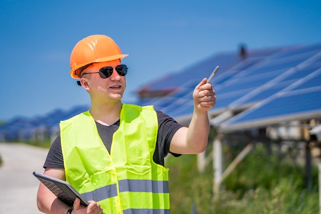 Het concept van groene nieuwe energie solar-basisingenieur bespreekt opnieuw planning en onderhoud