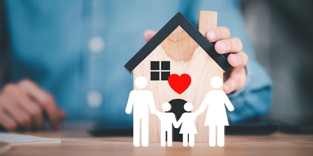 Het concept van het beschermen en beschermen van de veiligheid van uw familie en iemand van wie u houdt Verzekeringen