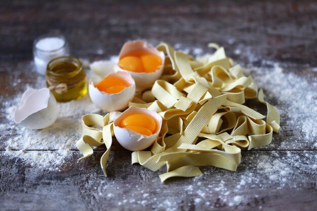 Het concept van het koken van zelfgemaakte eiernoedels.