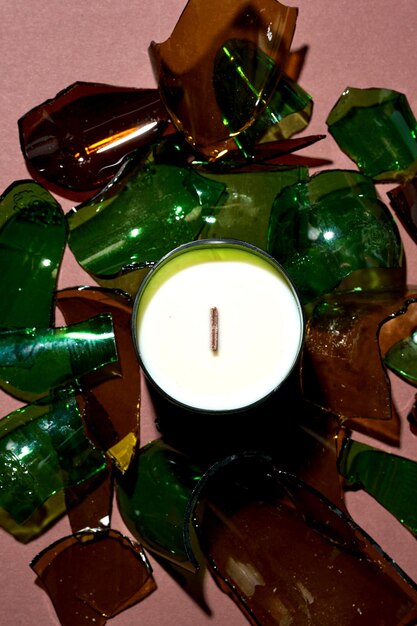 Het concept van het recyclen van flessen tot kaarsen Kaarsenpot gemaakt van glazen flessen
