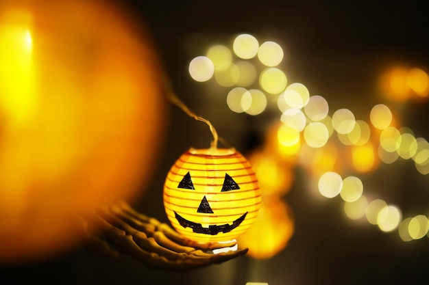 Het concept van licht in de nacht HalloweenRonde lampvorm van pompoen die wordt gebruikt om te decoreren met bokeh en ruimte voor tekst te kopiëren