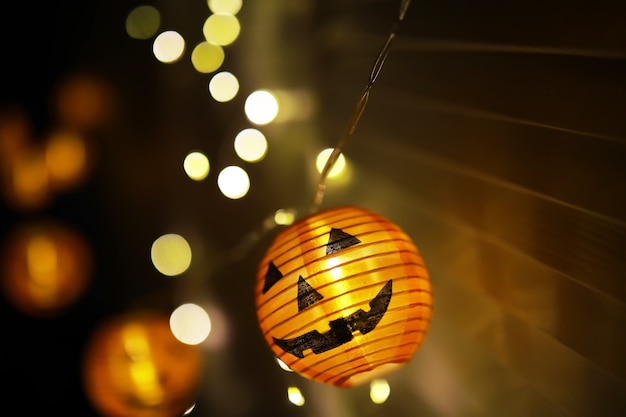 Het concept van licht op de nacht Halloween. Ronde lampvorm van pompoen die wordt gebruikt om te decoreren met bokeh en ruimte voor tekst te kopiëren.