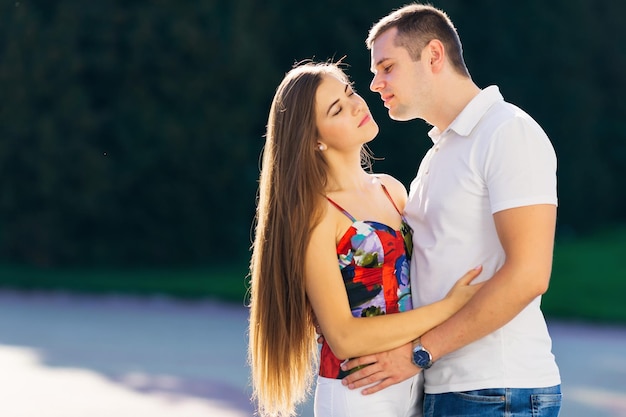 Het concept van liefdesrelaties familie en mensen een paar knuffels in een zomerpark