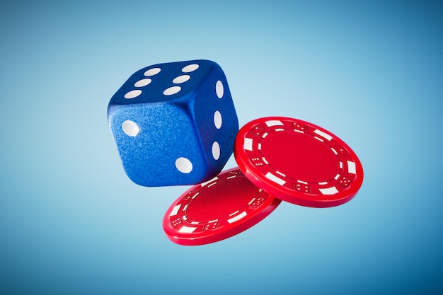 Het concept van spelen in het casino dobbelstenen en rode fiches op een blauwe achtergrond 3D renderen