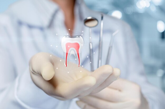 Het concept van tandheelkundige behandeling Arts toont een tand in zijn hand