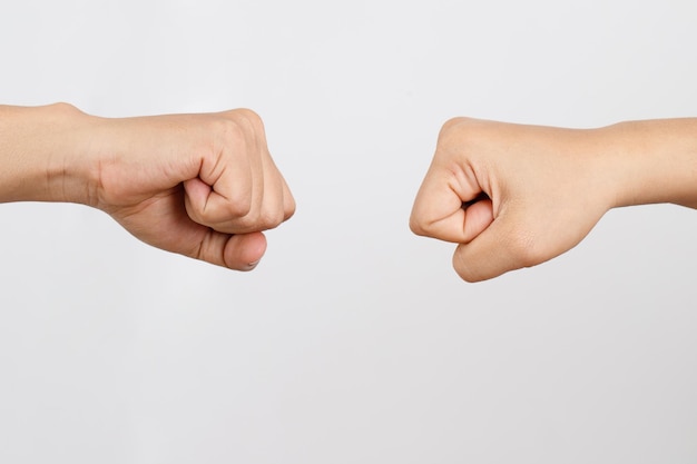 Het concept van twee mannen handen pompen is handel concurrent symbool