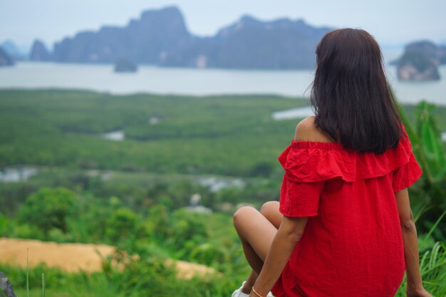 Het concept van vrijheid en avontuur Phang nga Bay in Samed Nang Chi observatiedek Thailand