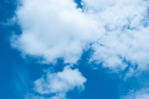 Het concept van weerobservatie meteorologie, de vorming van wolken in de lucht kopieert ruimte