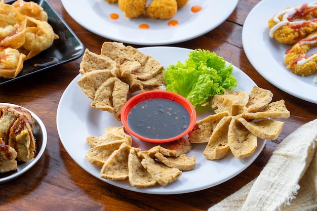 Foto het creëren van een bloemvormig tofu gerecht met sojasaus