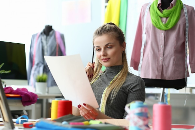 Het creëren van kleding proces Trendy naaien Concept