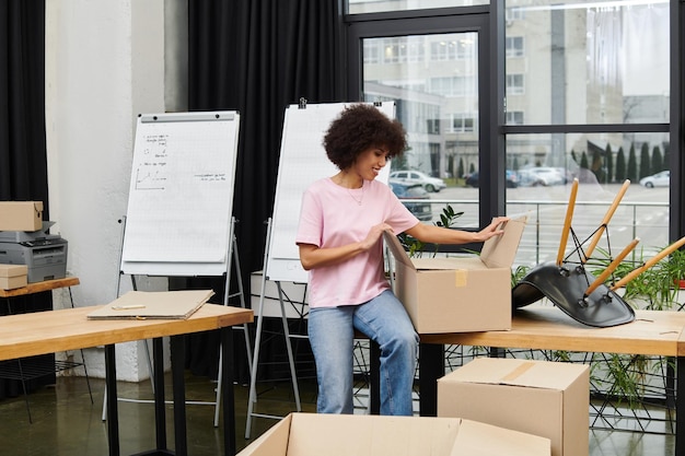 Het creëren van orde uit chaos tijdens het inpakken en uitpakken in een moderne levendige werkruimte