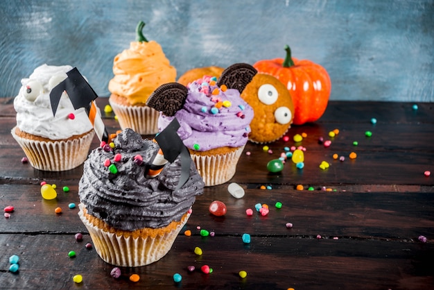 Het cupcakesdessert van grappige kinderen voor Halloween