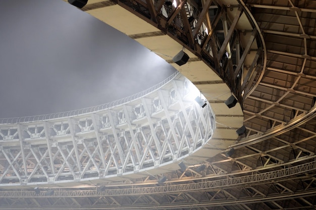Het dak van de Eiffeltoren is van staal.