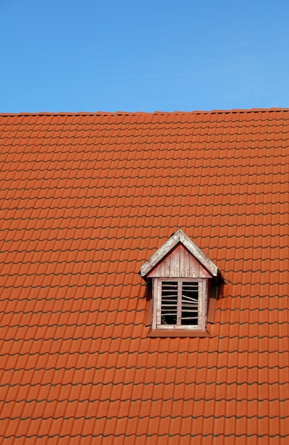 Foto het dak van het huis tegen een heldere lucht.