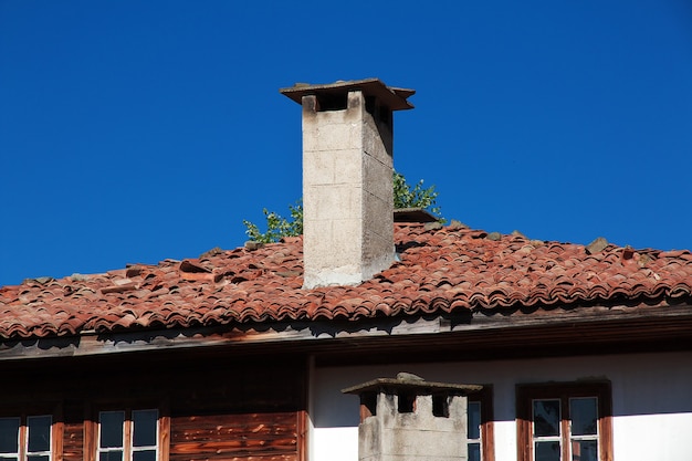 Het dak van het vintage huis in het dorp Zheravna in Bulgarije