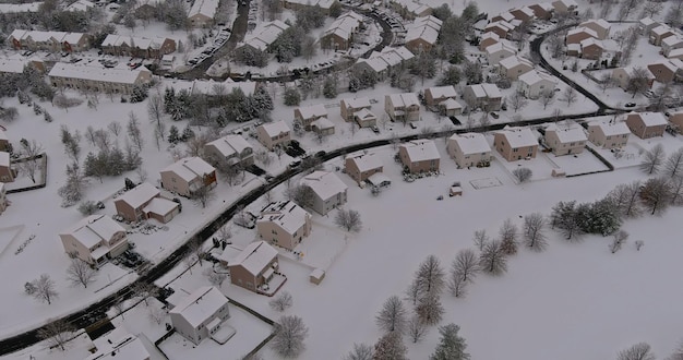 Het dak van het winterlandschap herbergt een besneeuwd woonstadje tijdens een winterdag na sneeuwval