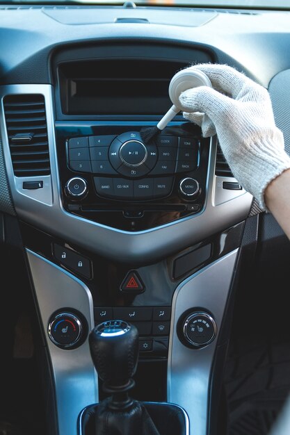 Het dashboard van de auto schoonmaken