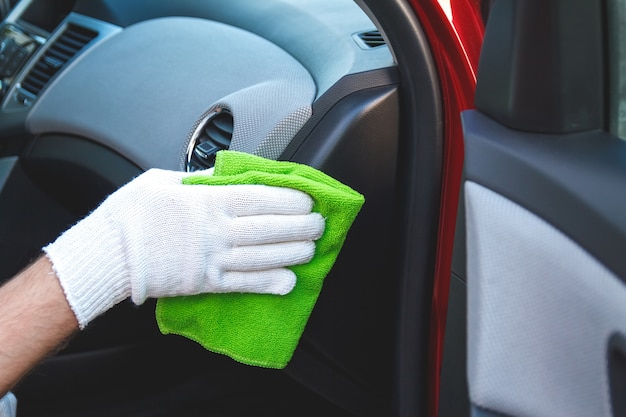 Het dashboard van de auto schoonmaken