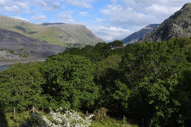 Het de zomerlandschap met bergenvallei en bewolkte blauwe hemel in Wales in Snowdonia