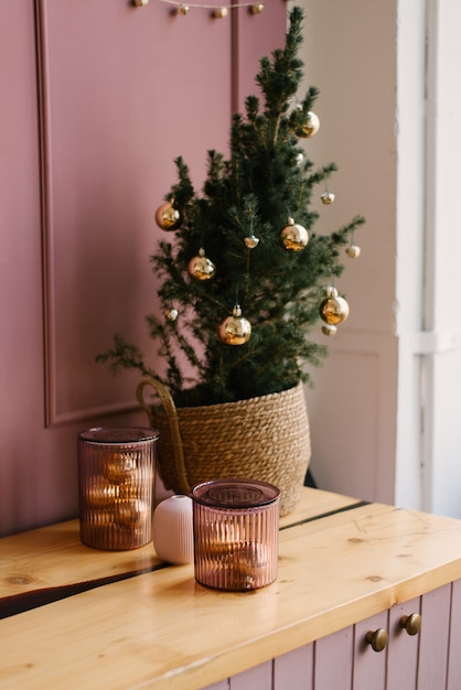 Het decor van kerst en nieuwjaar. Roze keuken met vuren takken