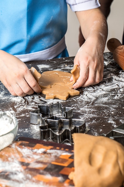 Het deeg op verschillende vormen snijden. peperkoek.