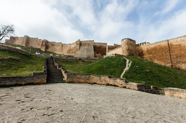 Het Derbent-fort. Oude stad Derbent. Historische bezienswaardigheden van de Kaukasus. Republiek Dagestan