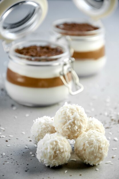 Het dessert van de chocolademousse op kruiken