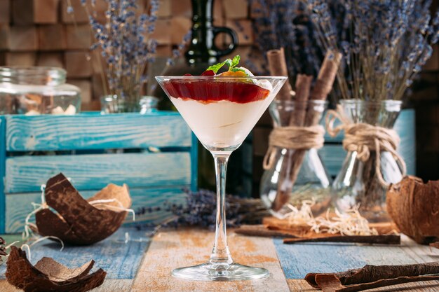 Het dessert van de zoete kersenjam met room martini glas