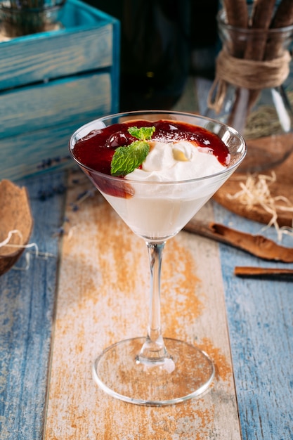 Het dessert van de zoete kersenjam met room martini glas