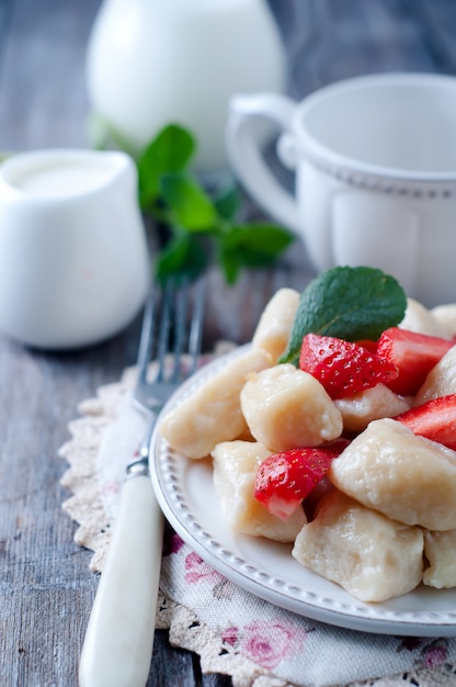 Het dessertla van de zomer luide bollen met kwark