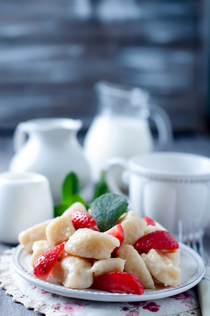 Het dessertla van de zomer luide bollen met kwark