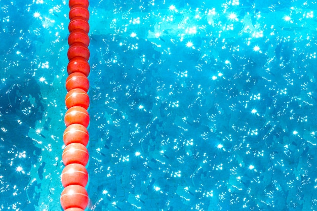 Het detail van water in pool met ballen en de zon glanst achtergrond