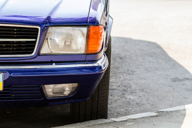 Het detailbeeld van de close-up van voordeel van een oude auto