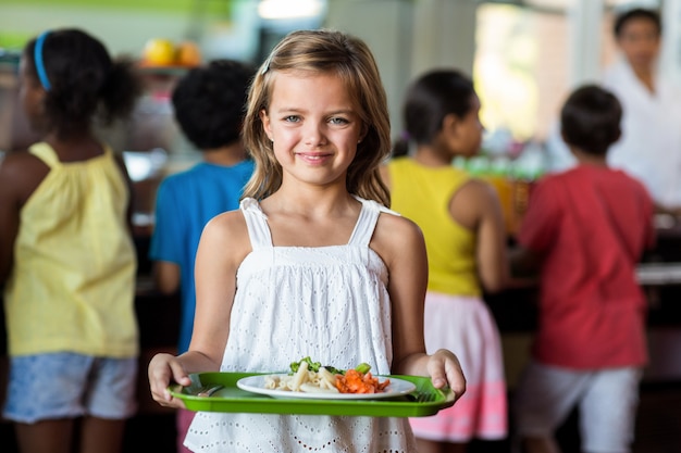 Het dienblad van de schoolmeisjeholding in kantine