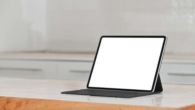 Het digitale tablet lege scherm op keukentafel.