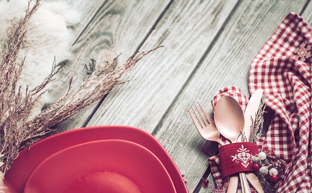 Het dinerbestek van Kerstmis met decor op een houten lijst