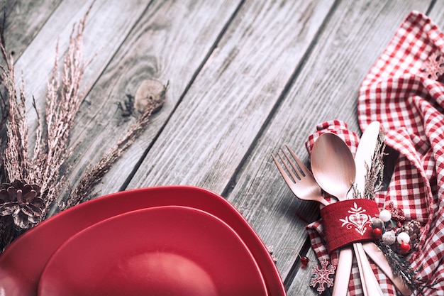 Het dinerbestek van Kerstmis met decor op een houten muur