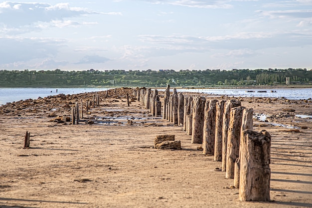 Het dode meer en de oude zoutblokken zijn zichtbaar vanaf het water
